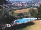 Immagine panoramica con piscina in primo piano