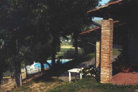 Vue sur la grange et la piscine